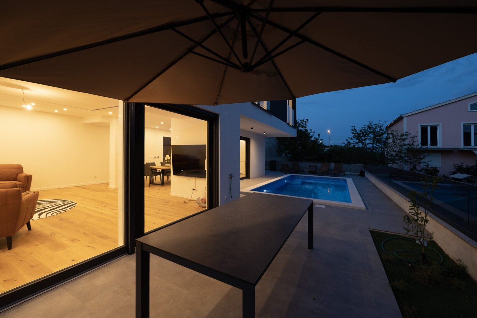 Pool/Terrasse/Wohnzimmer abends