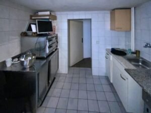 Küchenzeile und Waschraum