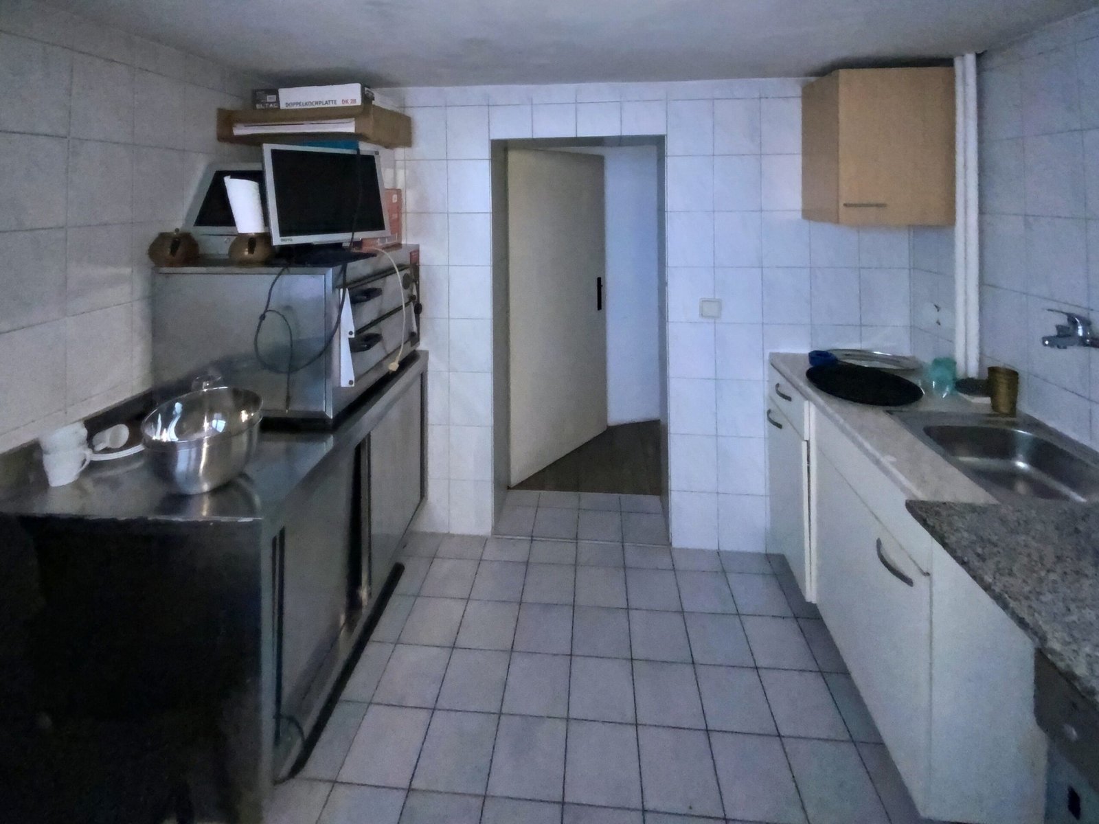 Küchenzeile und Waschraum