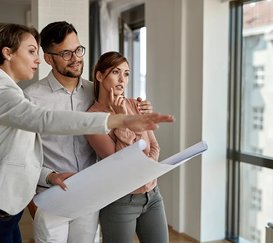 Beratungsgespräch mit Bauplänen