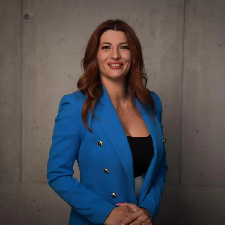 Portrait_Ana_Kargova Portrait einer Immobilienberaterin im blauen Blazer