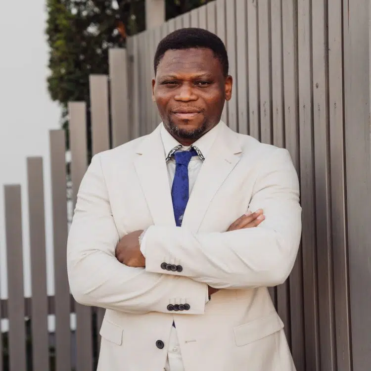 Portrait_Stephane_Ngandeu Geschäftsmann mit verschränkten Armen