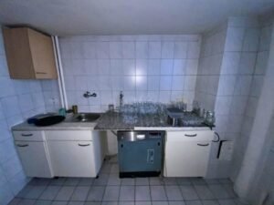 Küchenzeile und Waschraum