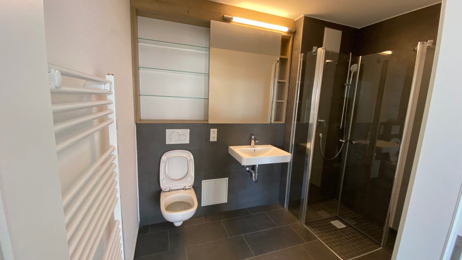 Bad mit Dusche u. Einbauschrank